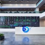 Ibovespa fecha em leve alta após decisão do Copom; dólar cai para R$ 5,40