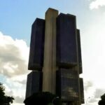 Copom reduz taxa Selic, mas alerta sobre riscos inflacionários