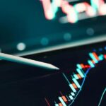 Ibovespa atinge máxima histórica e dólar cai abaixo de R$ 5